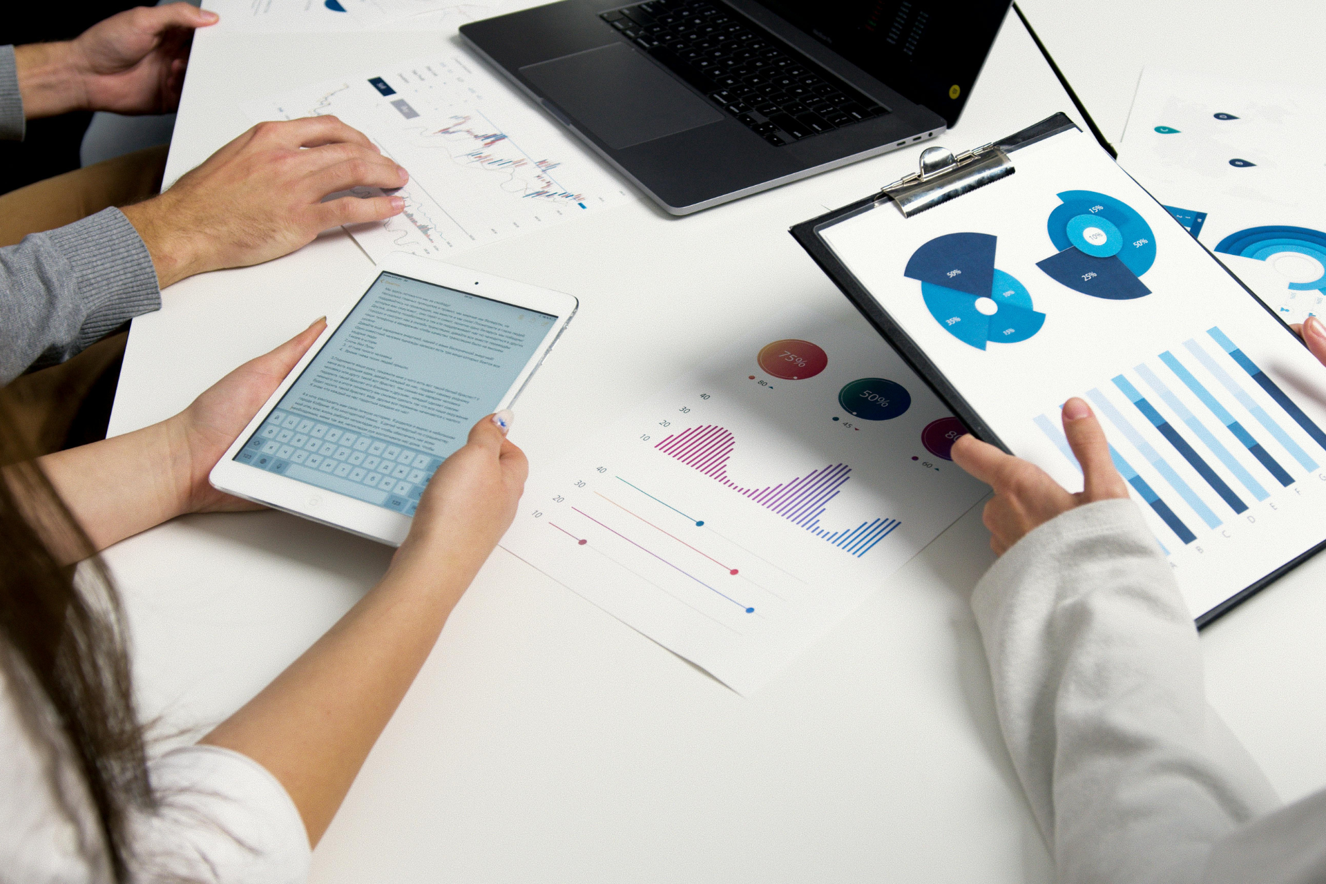 tavolo con fogli grafici bnb solutions